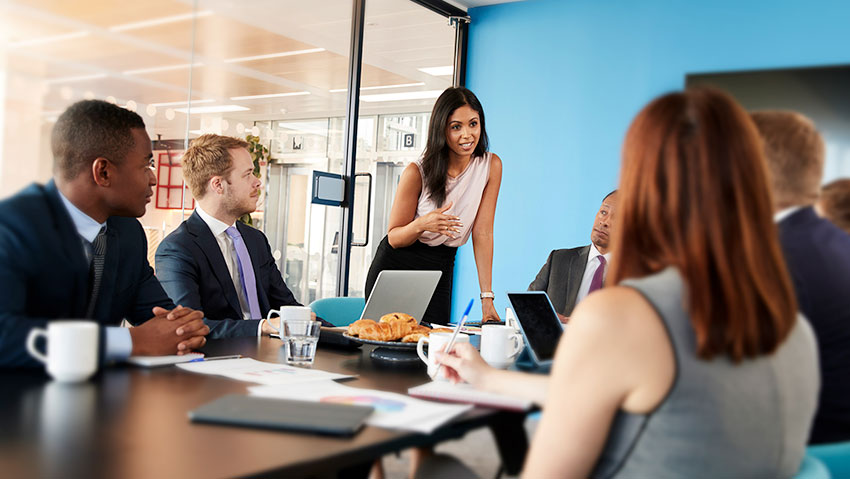 grupo de personas hablando en un reunión